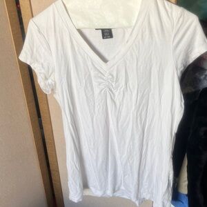 FINAL MARKDOWN Apostrophe White V-Neck Women's Top petite medium